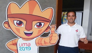 El delegado de IBSA junto al cartel del mundial de Lima 2019