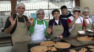 Jóvenes ciegos y sordociegos peruanos aprenden panadería