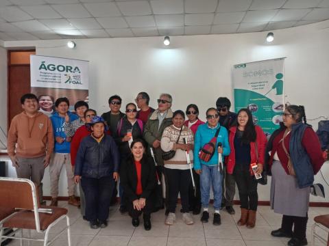 En la imagen se muestra a uno de los grupos participantes de los talleres en la ciudad de Cusco, en el centro se encuentra la Coordinadora del Programa Ágora en Perú, Carla Ramírez.